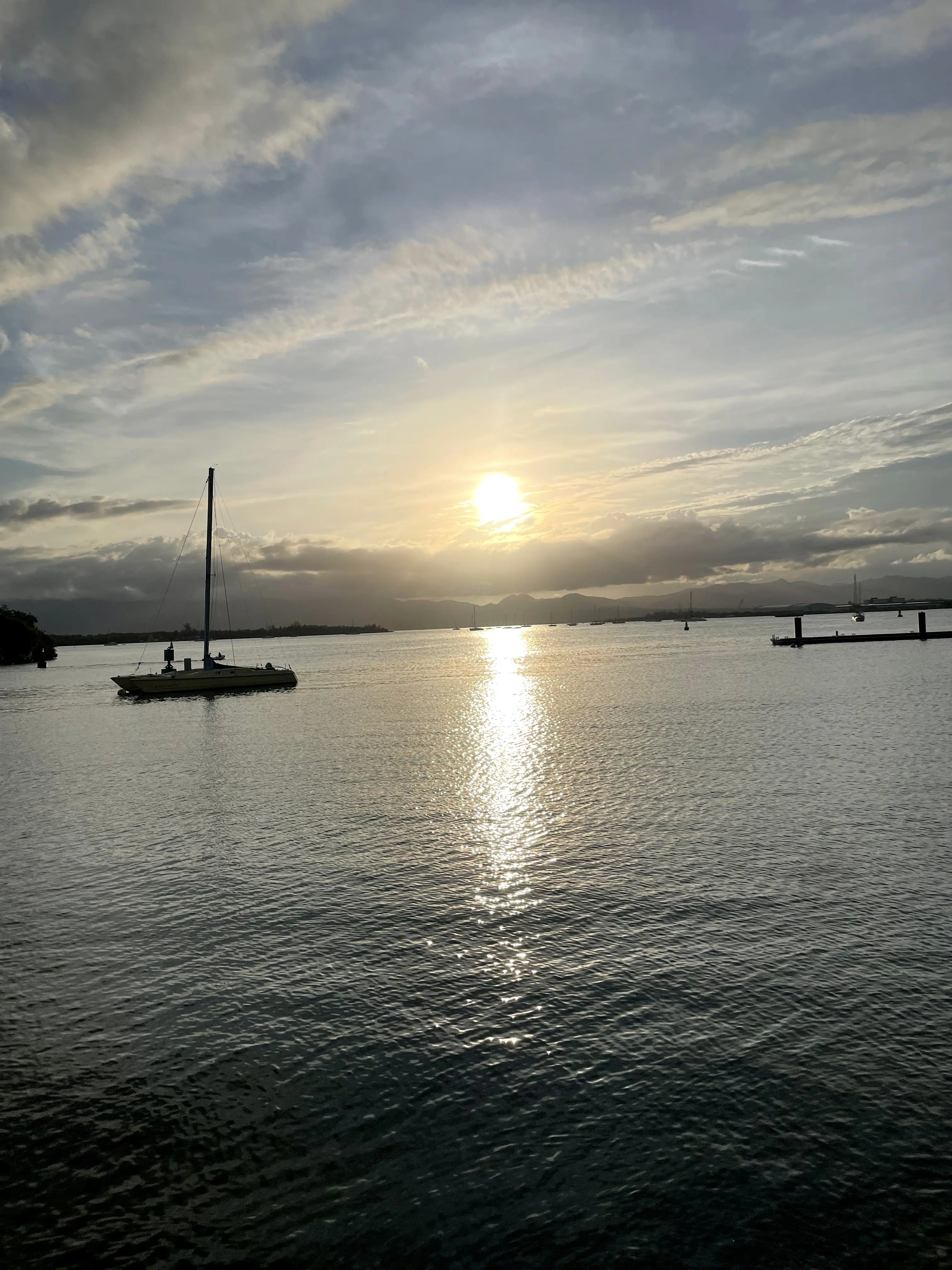 Un catamaran dans la lumière du soir