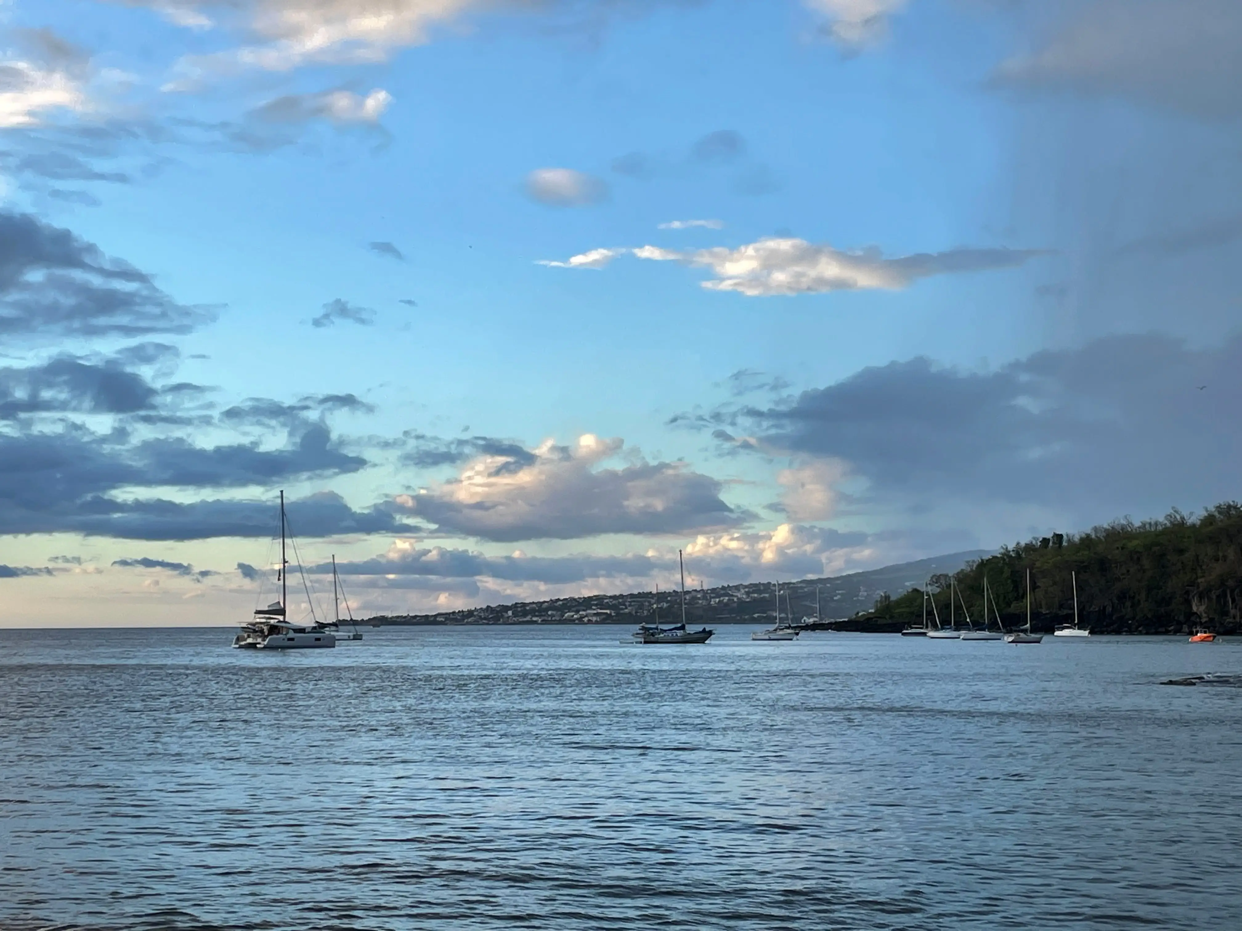 Voiliers au mouillage, en fin de matinée