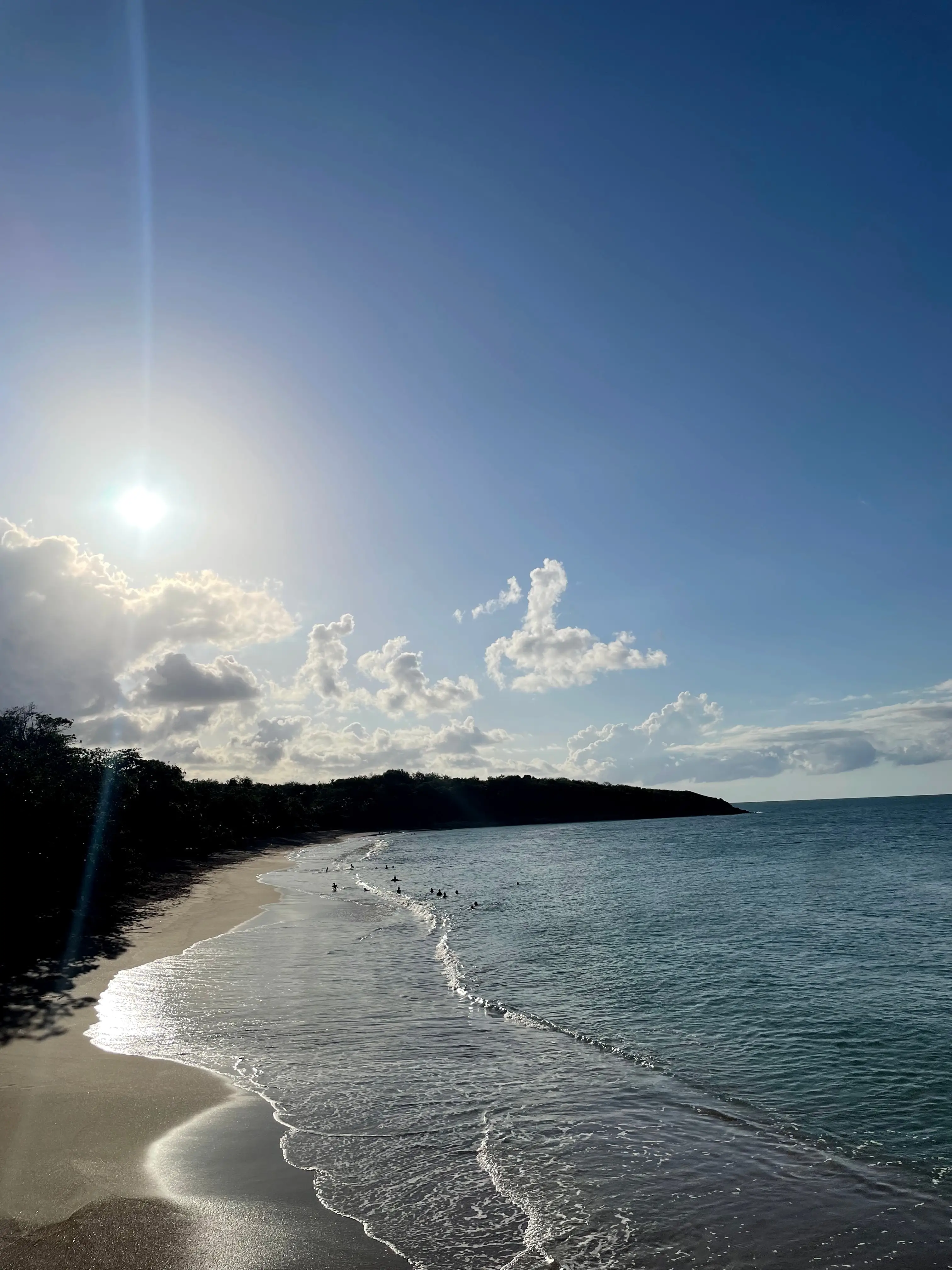 Le ressac sur le sable clair